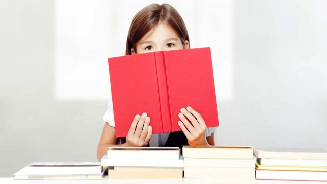 Trẻ tự kỷ biết đọc sớm: Giải mã và dấu hiệu cần lưu ý