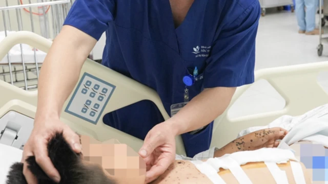 Tự đấu nối pin làm vật lạ phát nổ, bé trai 9 tuổi chấn thương nghiêm trọng