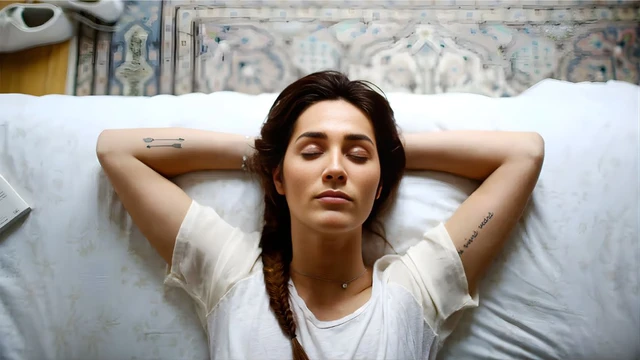 bai-viet/tu-the-ngu-de-2-tay-len-dau-co-tot-khong-dau-moi-la-tu-the-ngu-dung.html