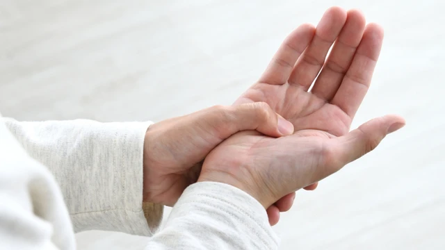 bai-viet/tut-canxi-co-nguy-hiem-khong-dau-hieu-va-cach-xu-ly-nhanh.html