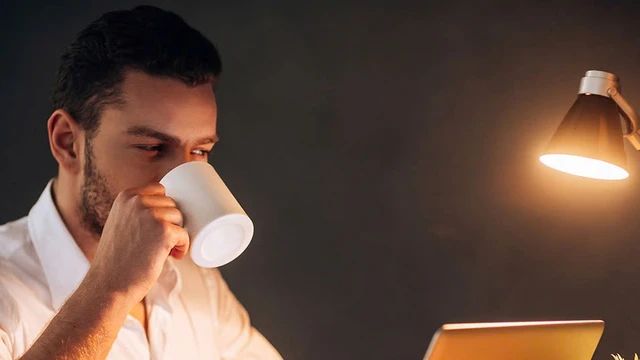 bai-viet/uong-ca-phe-vao-ban-dem-co-tot-khong-nen-uong-ca-phe-luc-nao.html