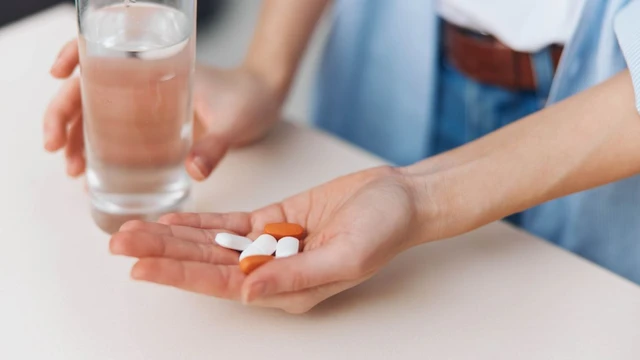 bai-viet/uong-khang-sinh-va-thuoc-ha-sot-cung-luc-duoc-khong.html