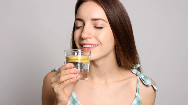 bai-viet/uong-nuoc-chanh-pha-voi-muoi-co-tot-khong-loi-ich-va-rui-ro-can-biet.html