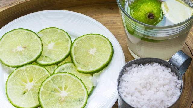 bai-viet/uong-nuoc-chanh-voi-muoi-hot-co-tac-dung-gi-ai-nen-han-che-su-dung.html