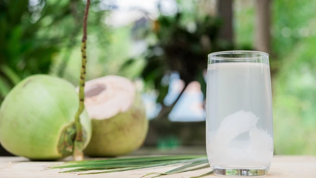 bai-viet/uong-nuoc-dua-co-tot-cho-xuong-khop-khong-va-nhung-dieu-can-biet.html