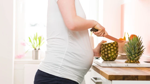 Uống nước ép dứa có gây sảy thai không? Giải đáp chi tiết cho mẹ bầu