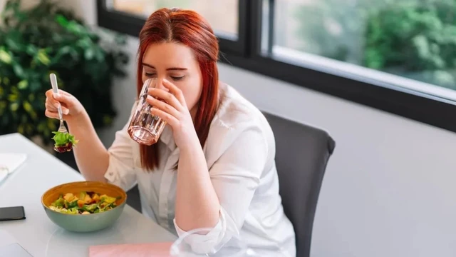 bai-viet/uong-nuoc-khi-an-co-lam-loang-axit-trong-da-day-khong.html