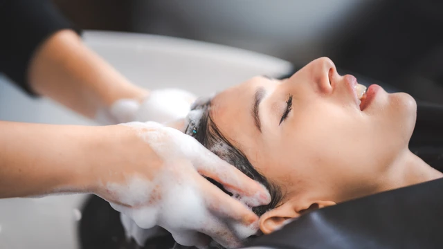 Vì sao gội đầu ở tiệm để 3 ngày vẫn sạch, gội ở nhà lại nhanh bết? Bí quyết nằm ở điều ít ai chú ý
