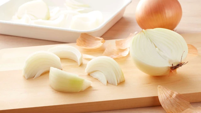 bai-viet/vi-sao-lai-bi-chay-nuoc-mat-khi-cat-hanh-tay-meo-cat-hanh-khong-bi-cay-mat.html