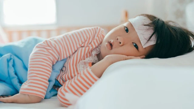 bai-viet/vi-sao-tre-bi-sot-long-ban-tay-chan-nong-nguyen-nhan-va-cach-cham-soc.html