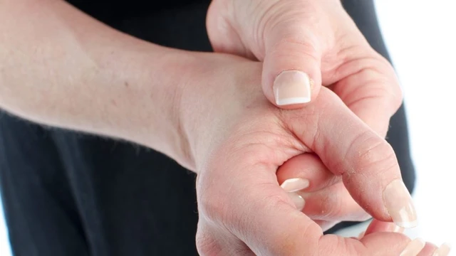 bai-viet/viem-khop-co-tay-co-dich-nen-dieu-tri-the-nao-52028.html