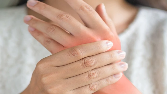 bai-viet/viem-khop-co-tay-phai-nguyen-nhan-trieu-chung-cach-dieu-tri-52033.html