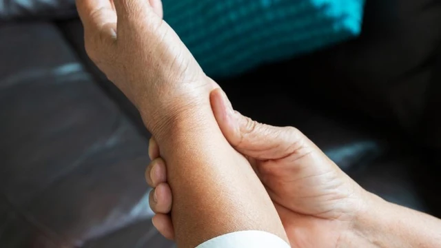 bai-viet/viem-khop-co-tay-uong-thuoc-gi-52024.html