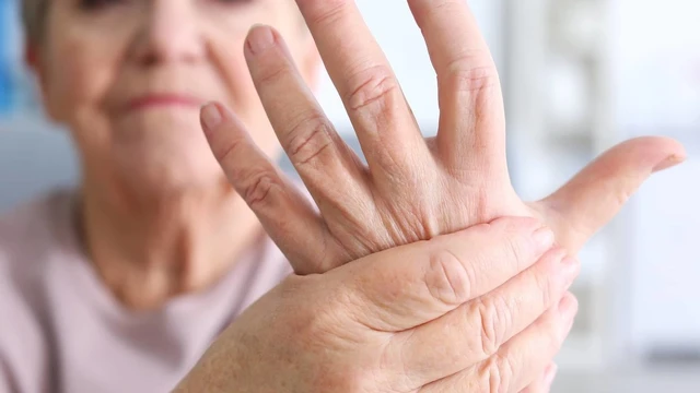 bai-viet/viem-khop-tay-trai-nguyen-nhan-trieu-chung-va-cach-dieu-tri-52041.html