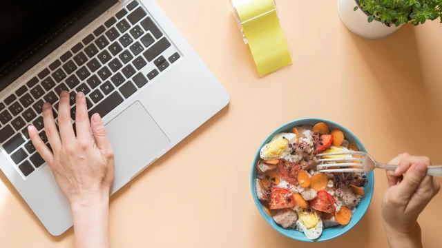 bai-viet/vua-an-vua-lam-viec-co-sao-khong-cach-xay-dung-thoi-quen-an-uong-lanh-manh-khi-lam-viec.html