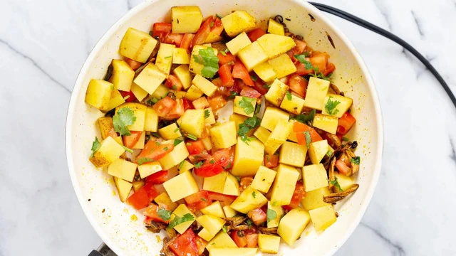 bai-viet/xao-khoai-tay-voi-ca-chua-co-doc-khong-co-nen-an-khoai-tay-va-ca-chua-cung-nhau-khong.html