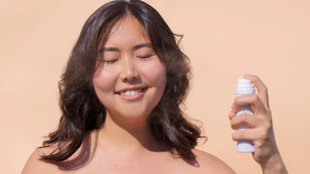 bai-viet/xit-khoang-va-xit-khoa-nen-co-giong-nhau-khong-thoi-diem-dung-2-loai-my-pham-nay.html