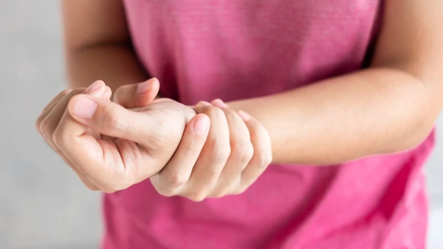 bai-viet/trat-xuong-nguyet-co-tay-chua-the-nao.html