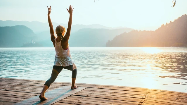 bai-viet/yoga-chao-mat-troi-tac-dung-va-goi-y-cac-dong-tac-tai-nha.html