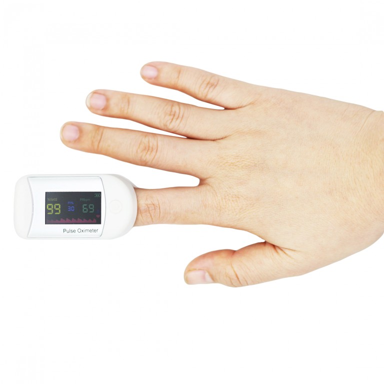 Máy đo nồng độ oxy trong máu (SPO2) Pulse Fingertip Oximeter A4 Oromi hỗ trợ đo nhanh chóng và chính xác