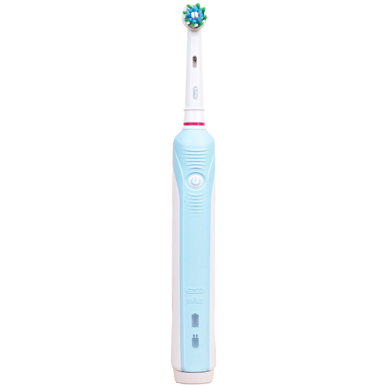 Bàn chải đánh răng điện Oral-B Pro 500 Crossaction loại bỏ các mảng bám và vết ố trên răng