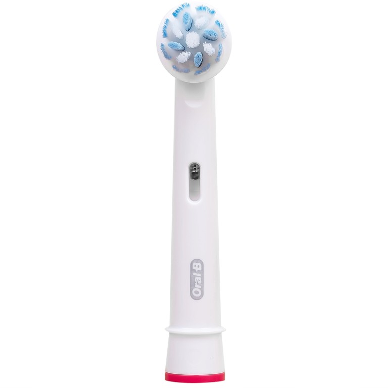 Đầu chải răng người lớn Oral-B Ultrathin EB60 hỗ trợ làm sạch các mảng bám cứng đầu trên răng, chăm sóc nướu răng