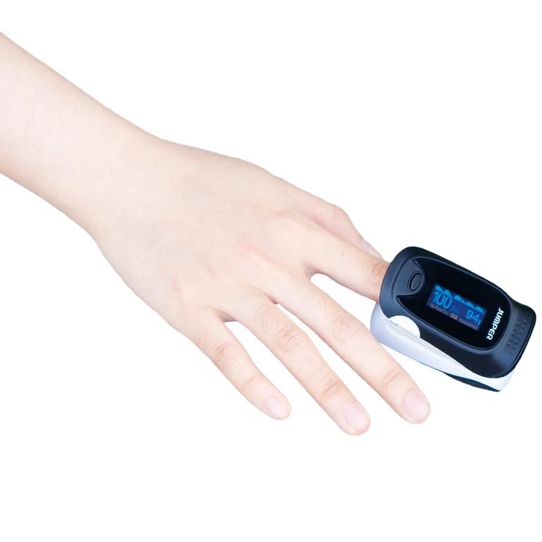 Máy đo nồng độ oxy trong máu Jumper JPD 500D Oled thiết kế nhỏ gọn và sử dụng dễ dàng