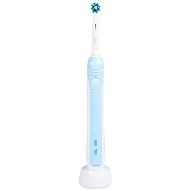 Bàn chải đánh răng điện Oral-B Pro 500 Crossaction loại bỏ các mảng bám và vết ố trên răng
