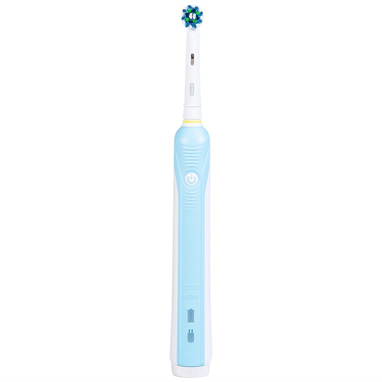 Bàn chải đánh răng điện Oral-B Pro 500 Crossaction loại bỏ các mảng bám và vết ố trên răng