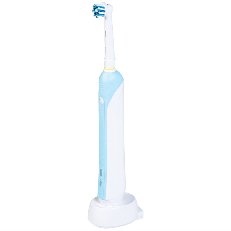 Bàn chải đánh răng điện Oral-B Pro 500 Crossaction loại bỏ các mảng bám và vết ố trên răng
