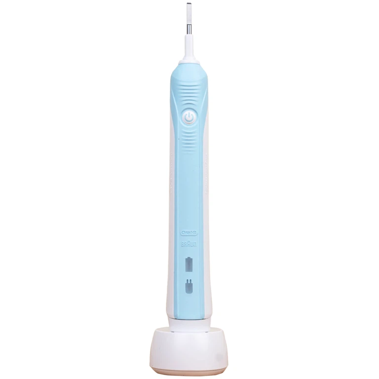 Bàn chải đánh răng điện Oral-B Pro 500 Crossaction loại bỏ các mảng bám và vết ố trên răng