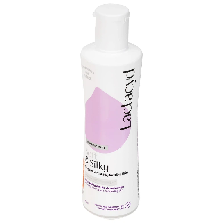 Dung dịch vệ sinh phụ nữ Lactacyd Soft and Silky Sanofi giữ ẩm và bảo vệ da nhạy cảm (150ml)