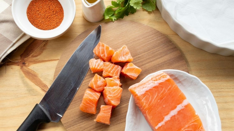 Cá hồi là thực phẩm chứa hàm lượng khá cao protein