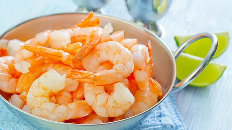 Nên kết hợp ăn tôm luộc với các thực phẩm lành mạnh khác