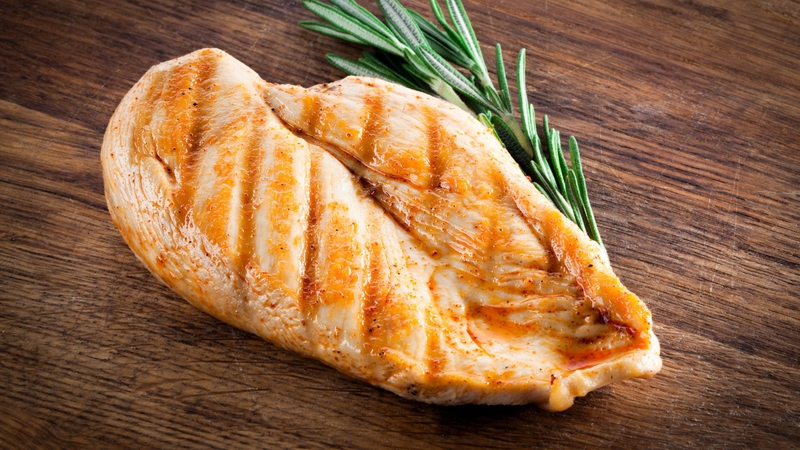 100g ức gà luộc bao nhiêu calo? Những điều cần lưu ý 4