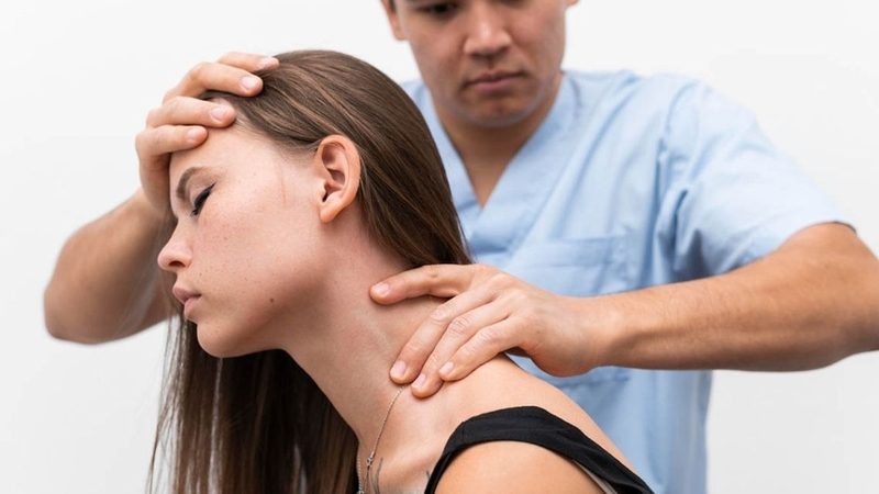 Vận động cổ phù hợp giúp duy trì độ linh hoạt và giảm cứng cổ