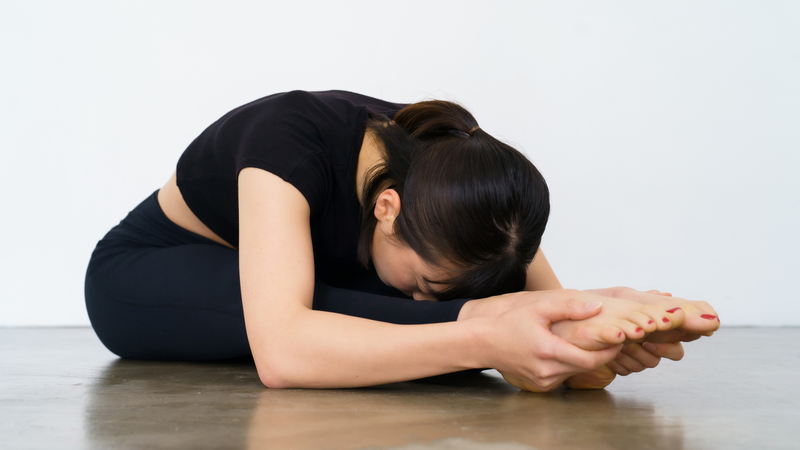 Bài tập này giúp kéo giãn cơ chân, lưng và làm dịu tâm trí