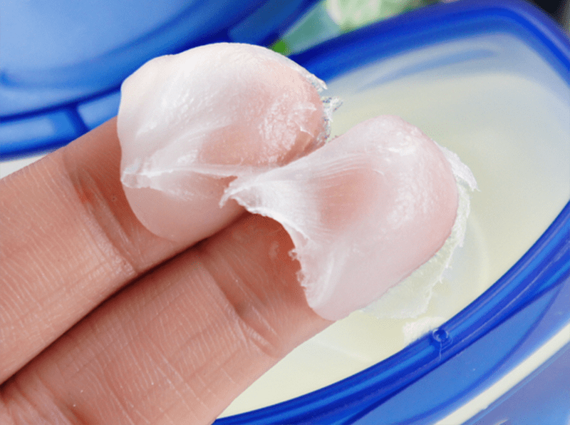 Trang điểm môi đẹp hơn với Vaseline 2