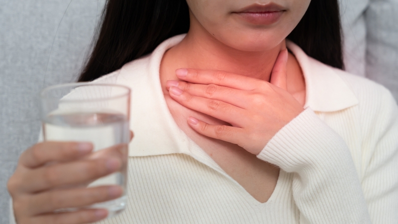 Khi thời tiết thay đổi thất thường, niêm mạc họng có thể bị kích thích
