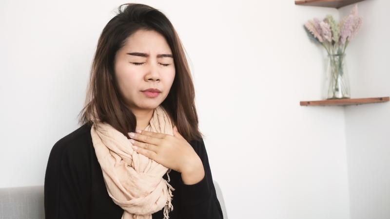 Giữ ấm cơ thể khi thời tiết thay đổi là một cách phòng ngừa viêm họng