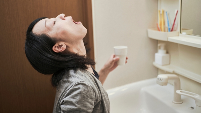 Súc họng bằng nước muối sinh lý giúp làm sạch khoang miệng và họng