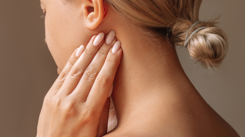 Dùng các ngón tay sờ nắn nhẹ nhàng vùng cổ và khu vực dưới xương hàm