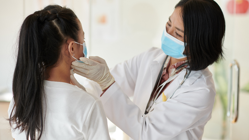 Liên hệ với bác sĩ hoặc nha sĩ ngay lập tức khi nhận thấy thay đổi bất thường trong miệng