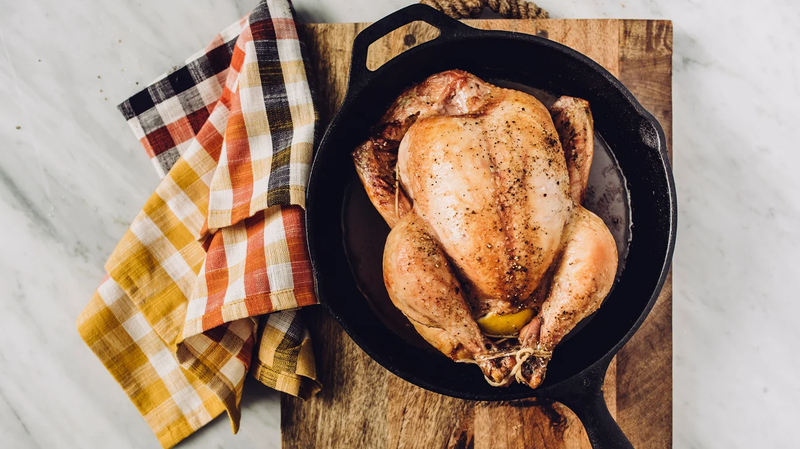 Nướng gà nguyên con có thể mất một chút thời gian nhưng việc thực hiện lại khá đơn giản