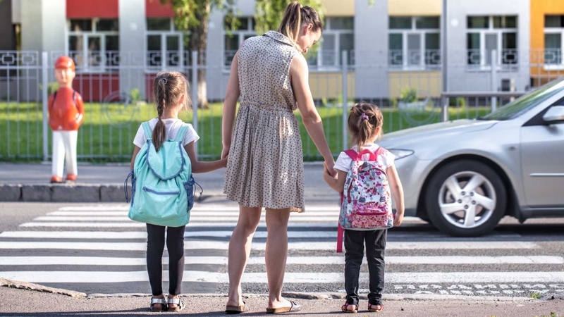 Trẻ cần được dạy các quy tắc an toàn khi tham gia giao thông từ sớm.