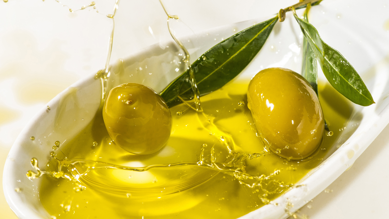 Dầu ô liu giàu axit oleic và polyphenol, giúp giảm viêm và bảo vệ mạch máu