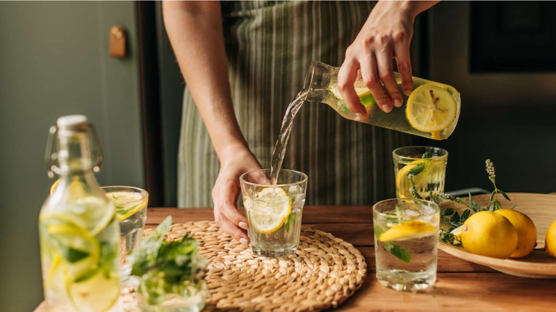 10 lợi ích sức khỏe từ việc uống nước chanh ngày nắng nóng 1