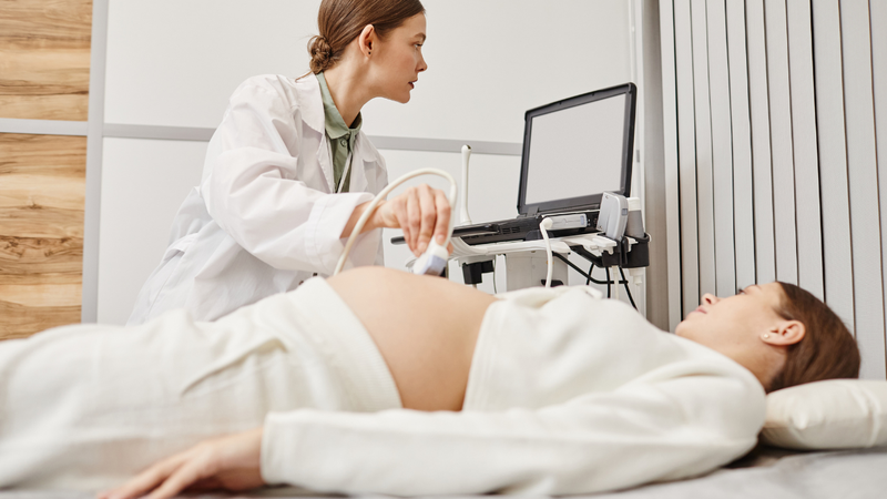 Mỗi lần khám thai cũng là dịp để mẹ bầu được bác sĩ tư vấn về tự chăm sóc