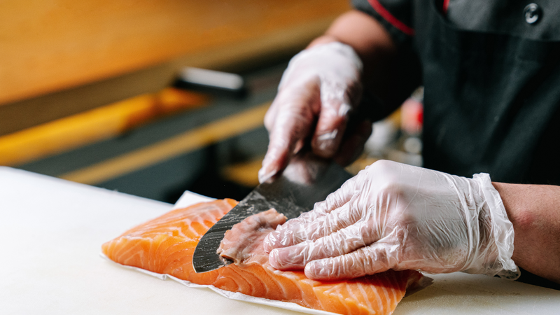 Bổ sung cá béo vào chế độ ăn không chỉ giúp tăng năng lượng mà còn góp phần duy trì sức khỏe tim mạch