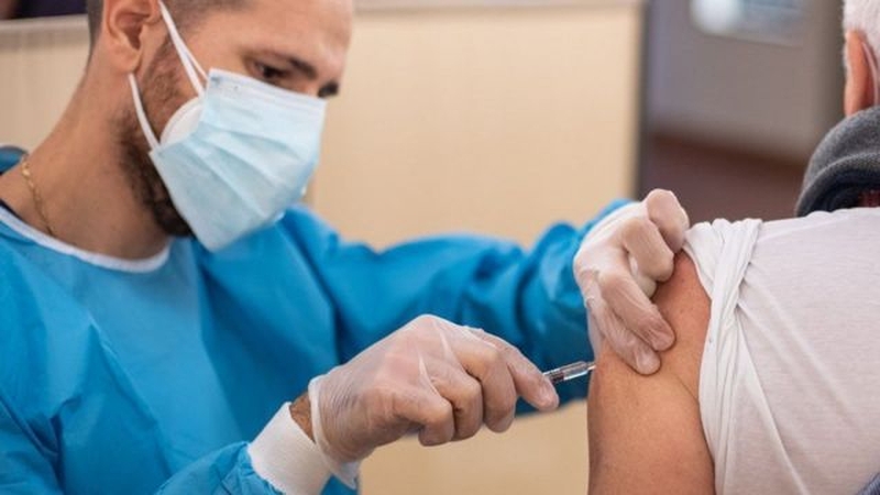 Người đã tiêm vaccine COVID-19 có cần tiếp tục đeo khẩu trang không? 1